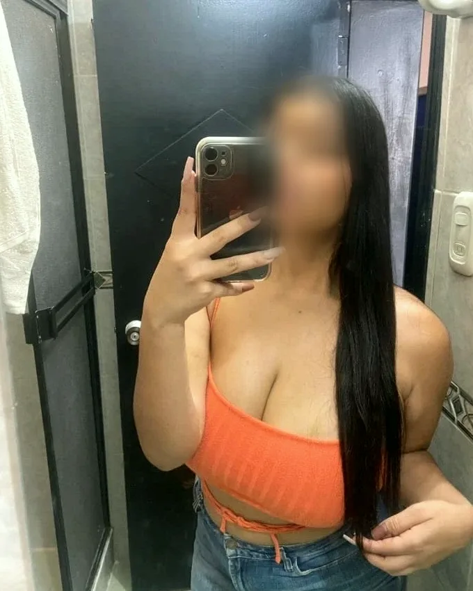 Nina, 29